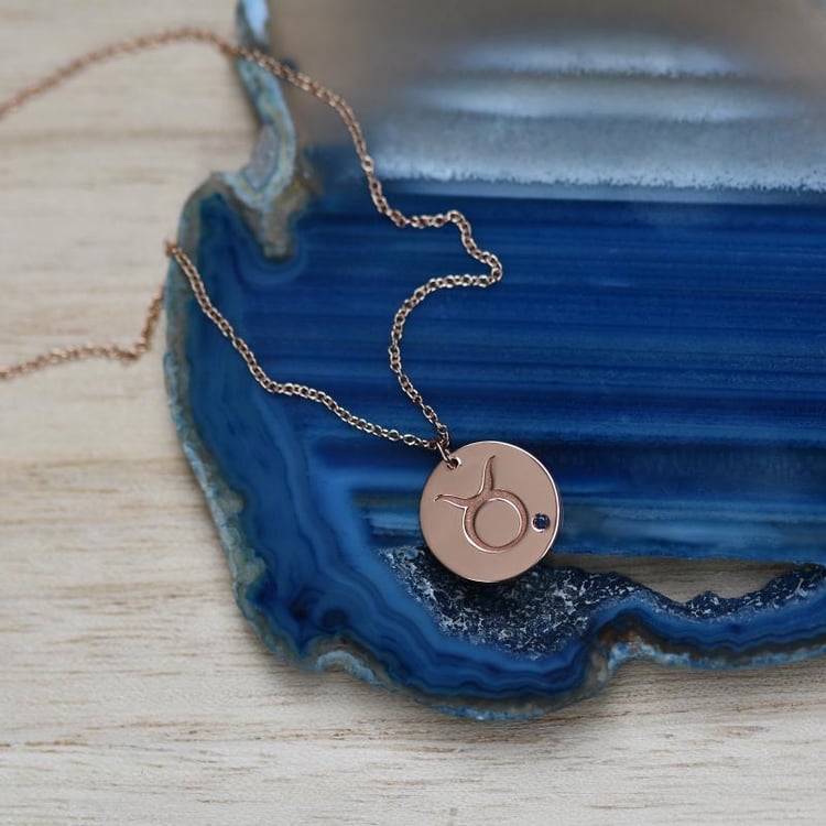 Stříbrný přívěsek se znamením a modrým safírem Býk 103432