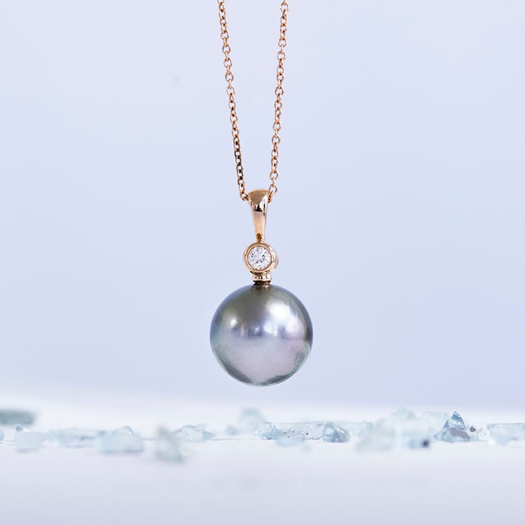 Přívěsek s velkou šedou perlou a diamantem Paridhi 110237