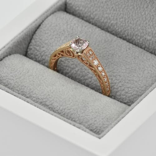 Zásnubní prsten ve stylu vintage s morganitem a diamanty Keran