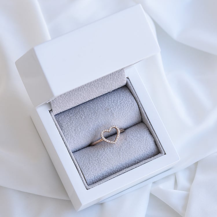 Prsten ve tvaru srdce s diamanty 84806