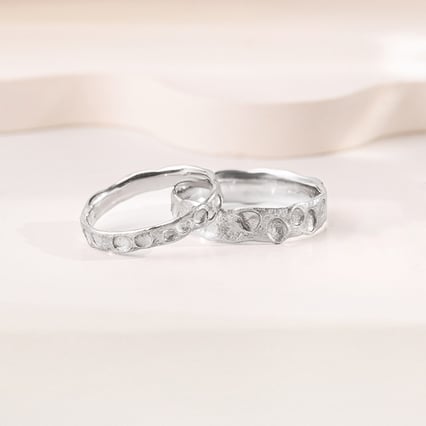 Snubní prsteny s atypickým povrchem ze zlata Iris