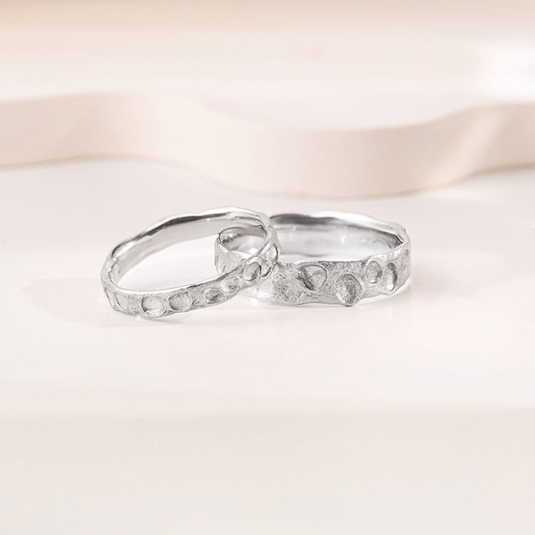 Snubní prsteny s atypickým povrchem ze zlata Iris 155648