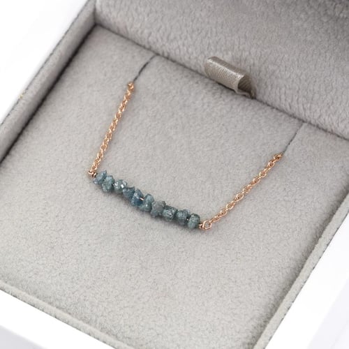 Zlatý choker s nebroušenými modrými diamanty Inaku