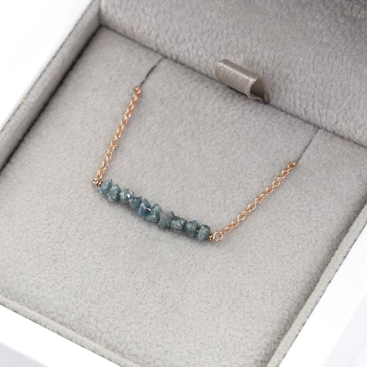 Zlatý náhrdelník s modrými diamanty 51602