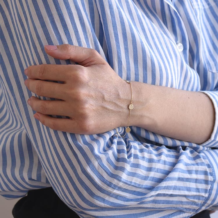 Jemný zlatý náramek se slunci 67713