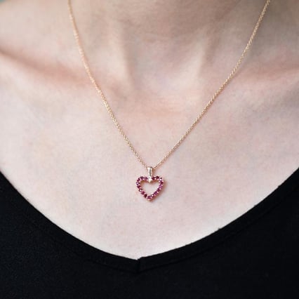Zlaté srdíčko s rubíny a diamantem Edriah