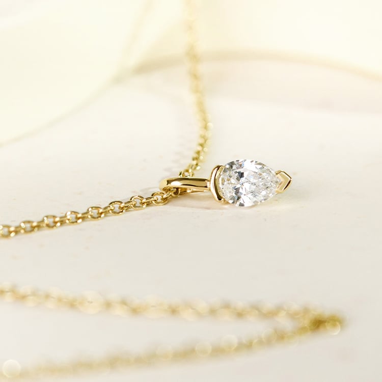 Minimalistický přívěsek ze zlata s lab-grown diamantem ve tvaru pear Malena 161640