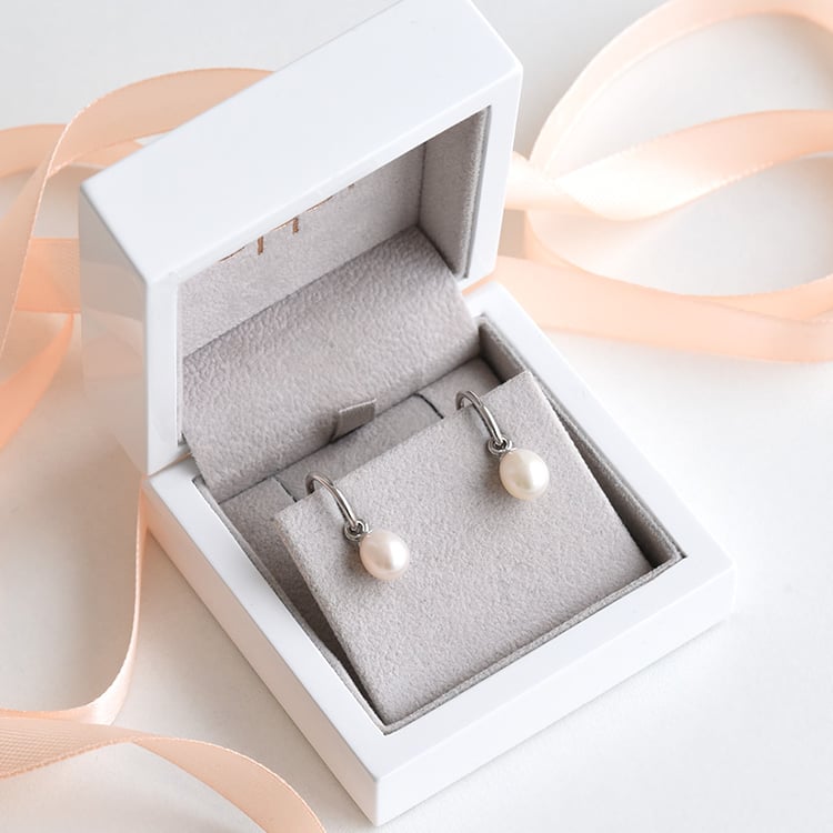 Stříbrné náušnice s perlou 78018