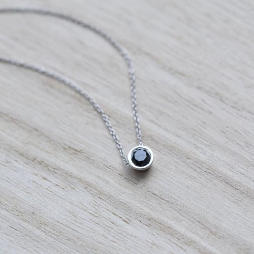 Bezel náhrdelník s černým diamantem Jonie
