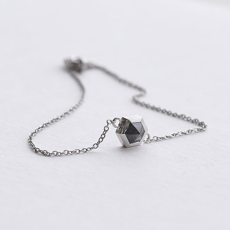 Zlatý náramek se salt and pepper diamantem 74606