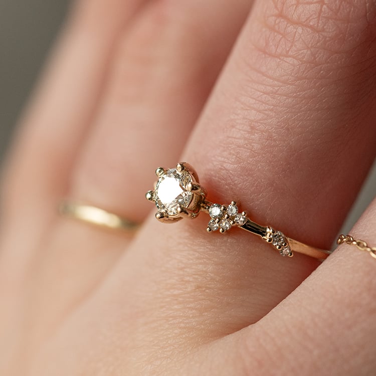 Romantický zásnubní prsten s 0.40ct IGI certifikovaným diamantem Therese 136795