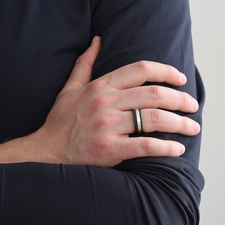 Plochý snubní prsten z karbonu a stříbra Elealen 166103