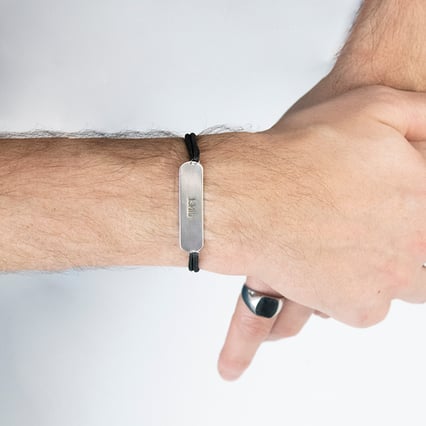 Stříbrný pánský šňůrkový náramek s gravírem Yousef