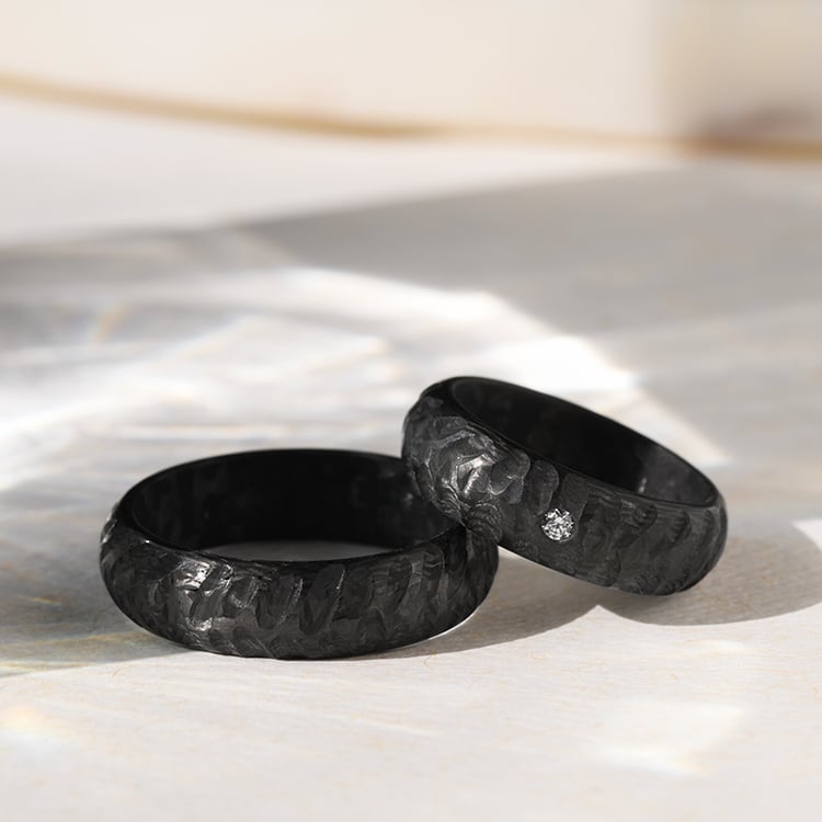 Karbonové snubní prsteny s atypickým povrchem a diamantem Mingus 140217