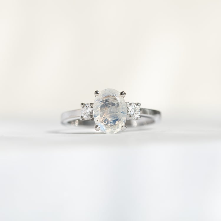 Zlatý prsten s měsíčním kamenem a moissanity Letty 144042