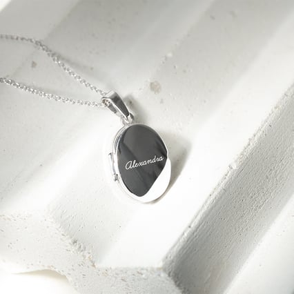 Oválný otevírací medailon ze stříbra Dalea