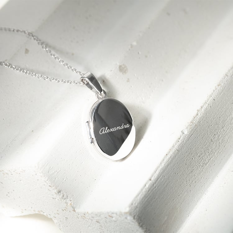 Oválný otevírací medailon ze stříbra 130432