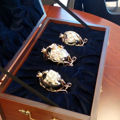 Vajíčka ze zlata s květinami