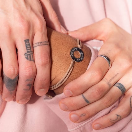 Stříbrný pánský šňůrkový náramek s gravírem souřadnic Conan