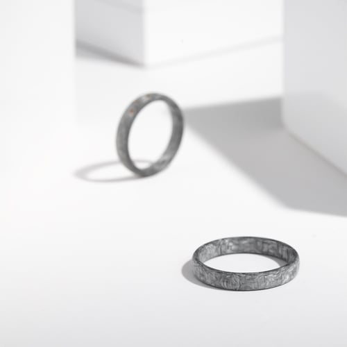 Mírně zaoblené snubní prsteny z karbonu s koňakovými diamanty Zain