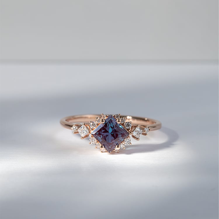 Zásnubní prsten s princess alexandritem a moissanity Medrie 121224