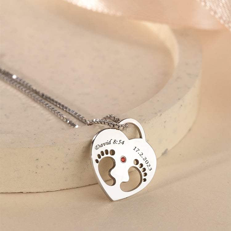 Stříbrný přívěsek dětské nožičky s gravírem a drahokamem dle výběru Olivia 120370