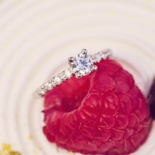 Zlatý zásnubní prsten s moissanitem a lab-grown diamanty Megha