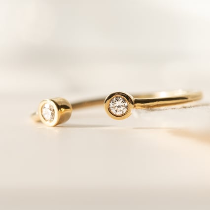 Prsten s neuzavřenou obroučkou a lab-grown diamanty Orion