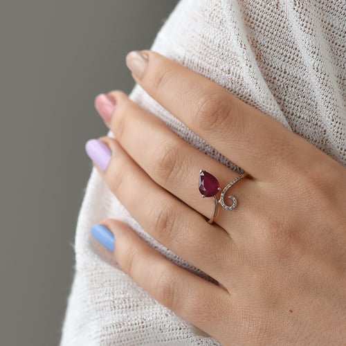 Originální zásnubní prsten s rubínem a diamanty Cael