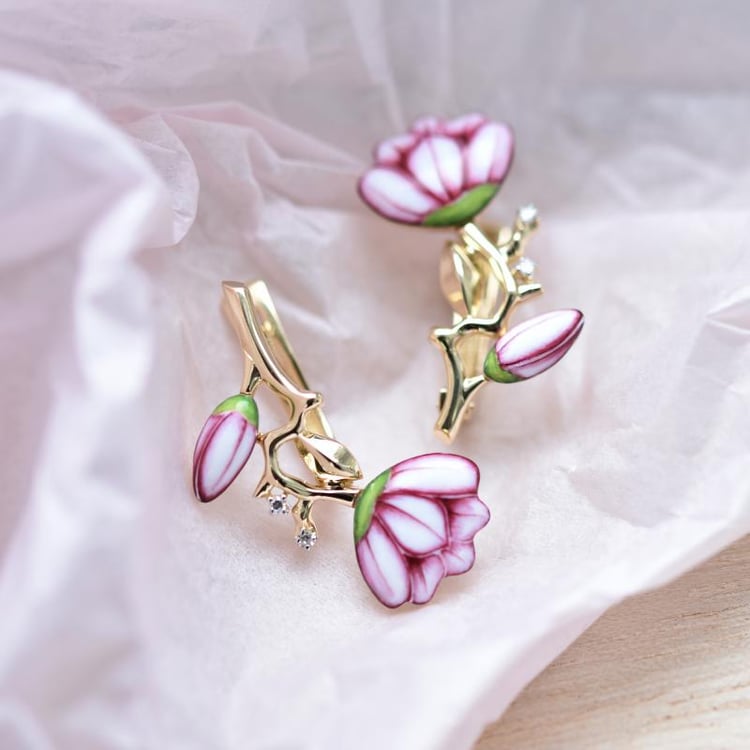 Zlaté květinové náušnice s enamelem 43365