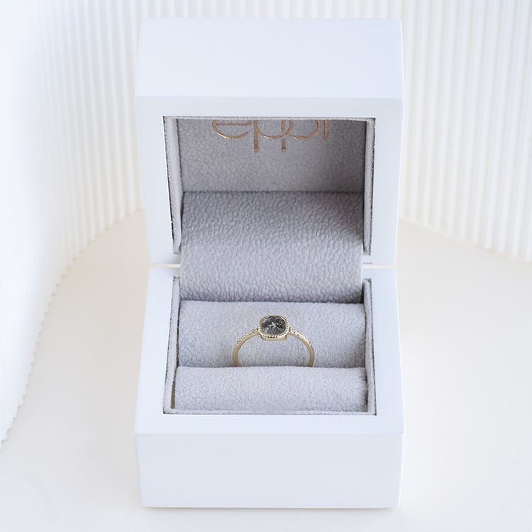 Prsten s emerald diamantem a diamanty 96415