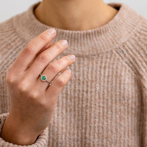 Halo prsten se smaragdem a lab-grown diamanty Kerau