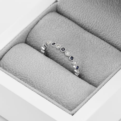 Dámský eternity prsten s diamanty a safíry a pánským komfortní prsten Catalin