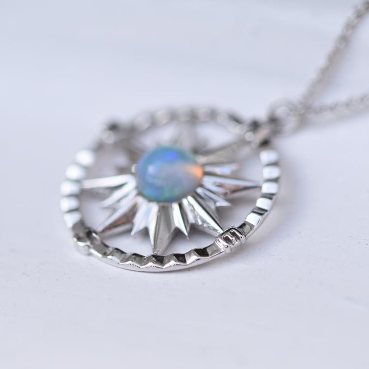 Zlatý náhrdelník kompas s opálem 48268