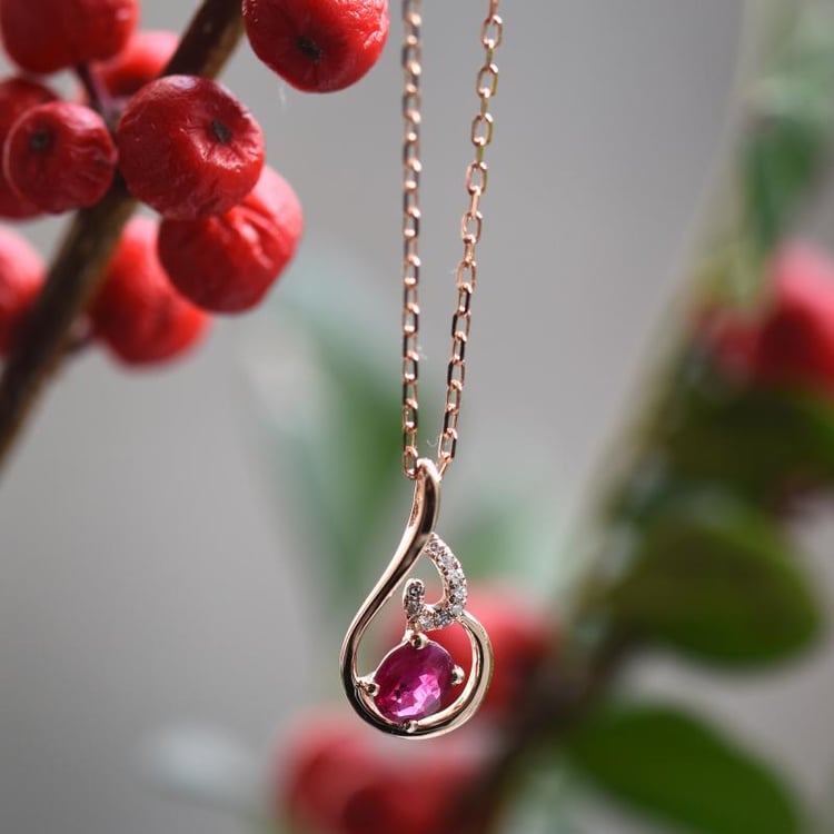 Elegantní zlatý náhrdelník s rubínem a diamanty 50020