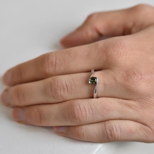 Zlatý zásnubní prsten se zeleným diamantem Yadu