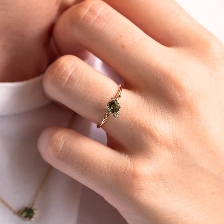 Cluster zásnubní prsten s vltavínem, safírem a diamanty Rosa 143954