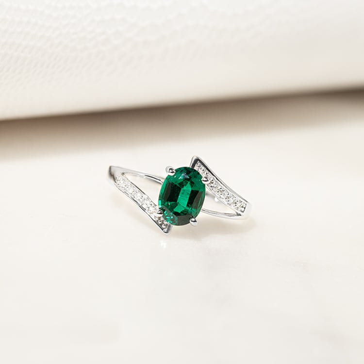 Zlatý prsten se smaragdem a diamanty Keaton 132496