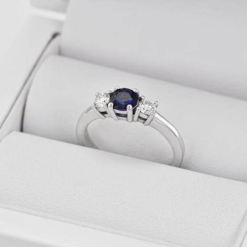Zásnubní prsten se safírem a diamanty Clark