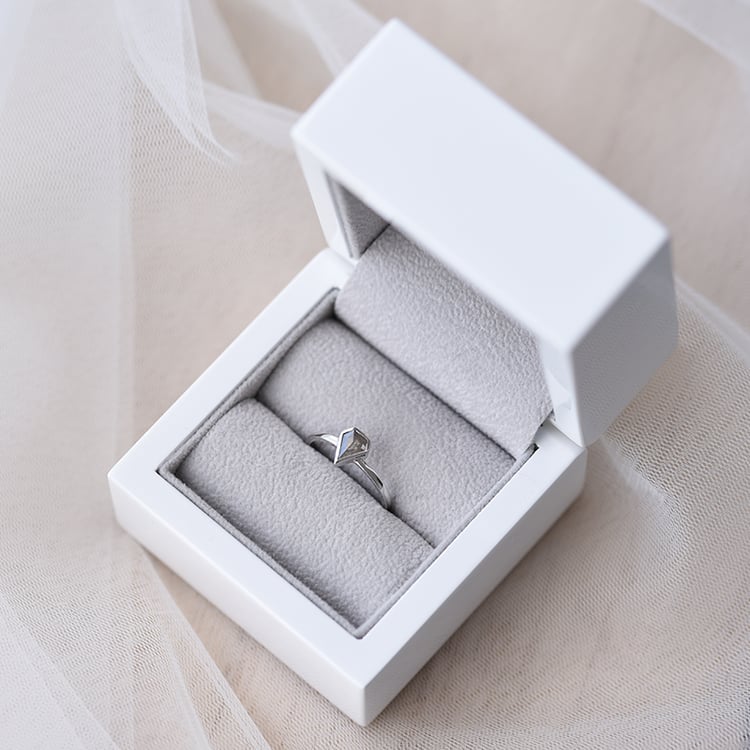 Zlatý prsten s šedým diamantem 58308