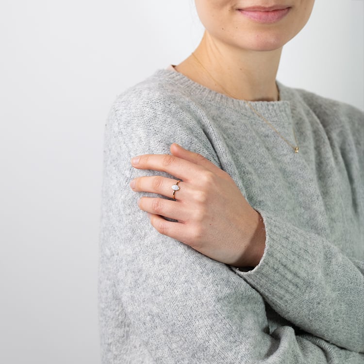 Zlatý minimalistický prsten s oválným opálem Plaire 152380