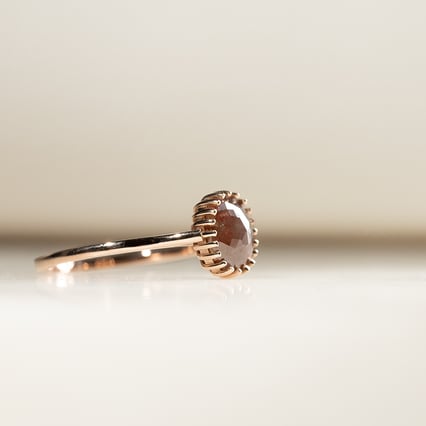 Zlatý prsten s oval salt and pepper diamantem Marcea