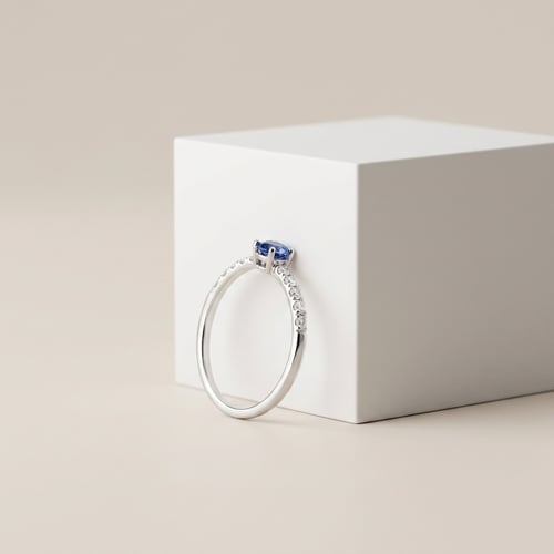 Stříbrný prsten s modrým safírem a postranními lab-grown diamanty Mikey