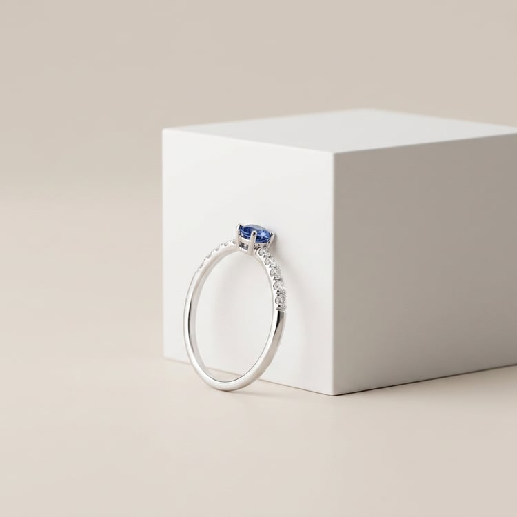 Stříbrný prsten s modrým safírem a postranními lab-grown diamanty Mikey 171018