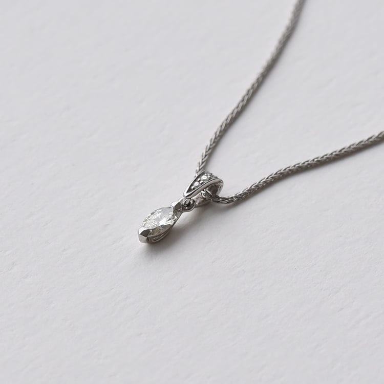 Platinový náhrdelník s GIA certifikovaným marquise diamantem 73042