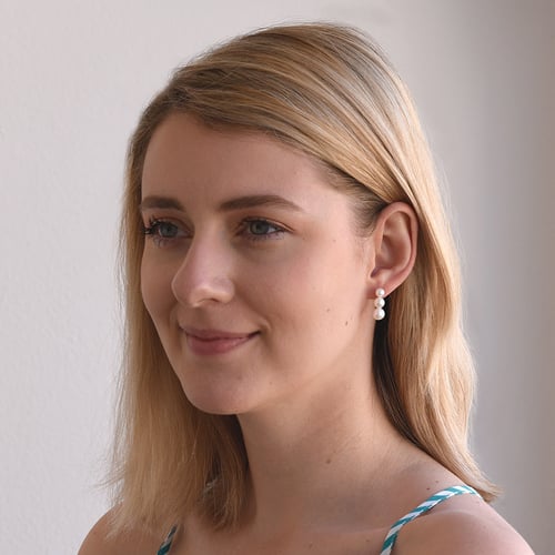Stříbrné visací náušnice se třemi bílými perlami Arielle