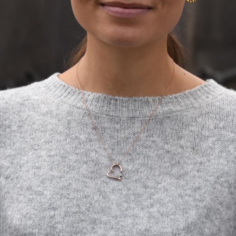 Stříbrný přívěsek srdce se smaragdy a diamantem Tanish 103582