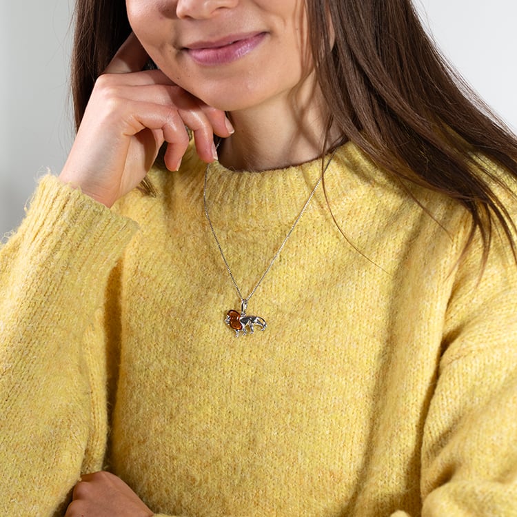 Stříbrný jantarový přívěsek ve tvaru lva Singa 150934