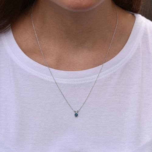 Modrý diamant v přívěsku Lalom