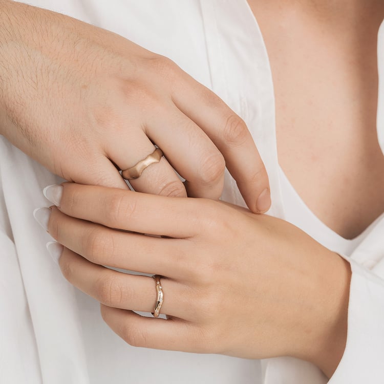 Nepravidelné snubní prsteny z oříškového zlata s diamanty Parnell 163742